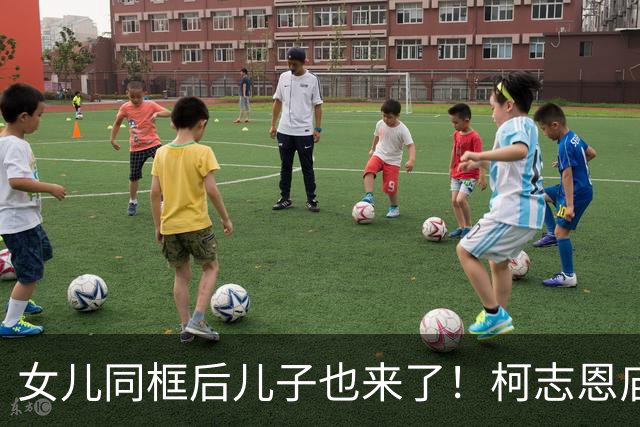 女儿同框后儿子也来了！柯志恩庙口开讲曝彩蛋：全场最帅就是他